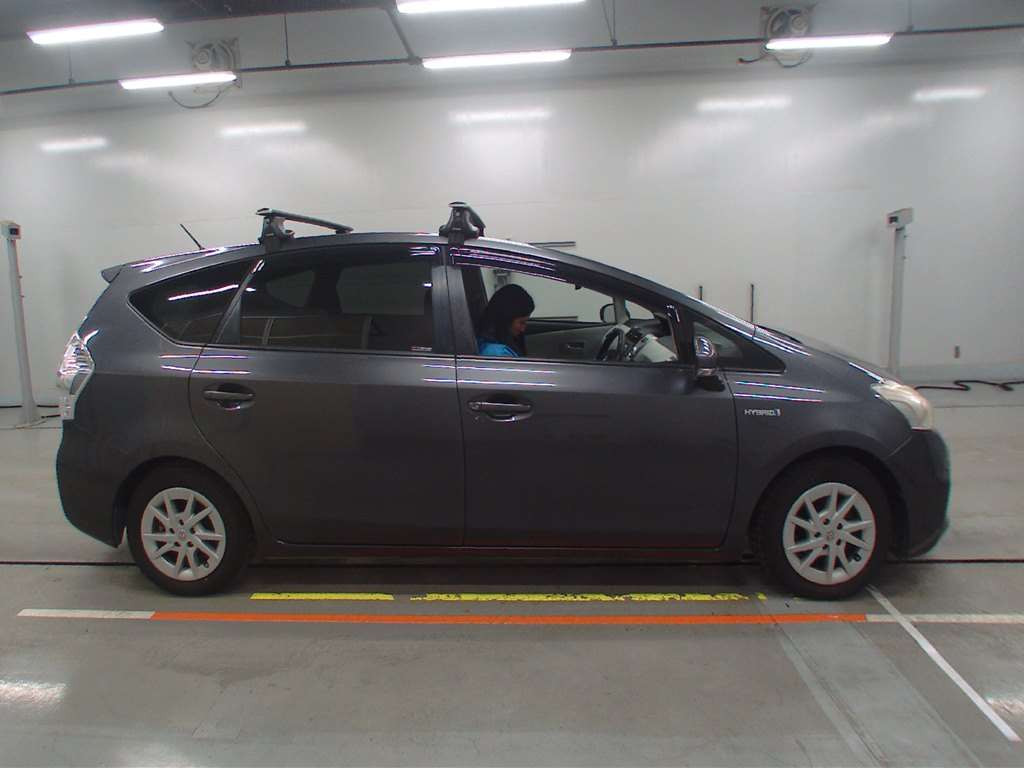 2011 Toyota Prius alpha ZVW41W[2]