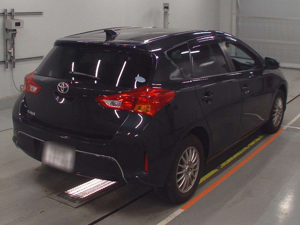 2013 Toyota Auris NZE184H[1]