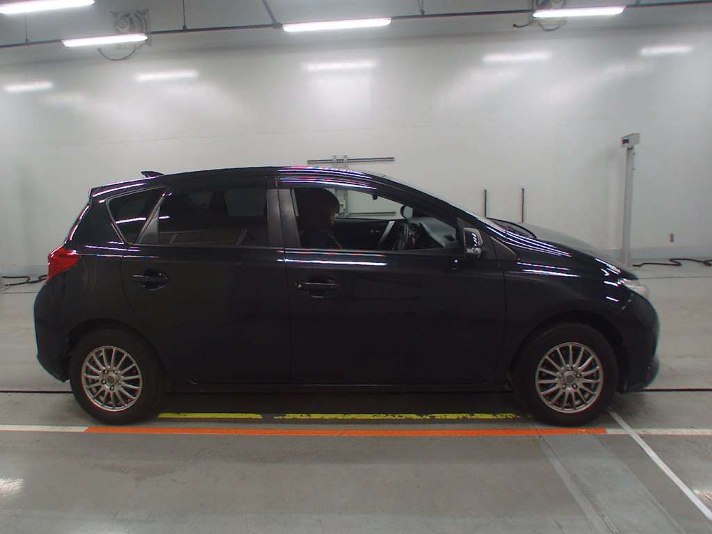 2013 Toyota Auris NZE184H[2]