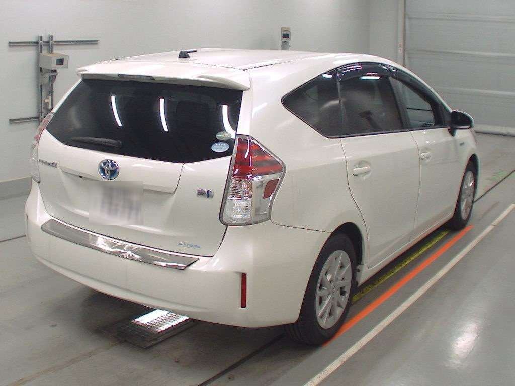 2015 Toyota Prius alpha ZVW41W[1]