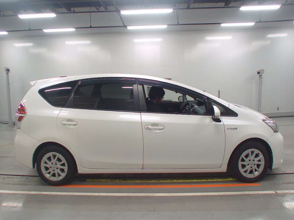 2015 Toyota Prius alpha ZVW41W[2]