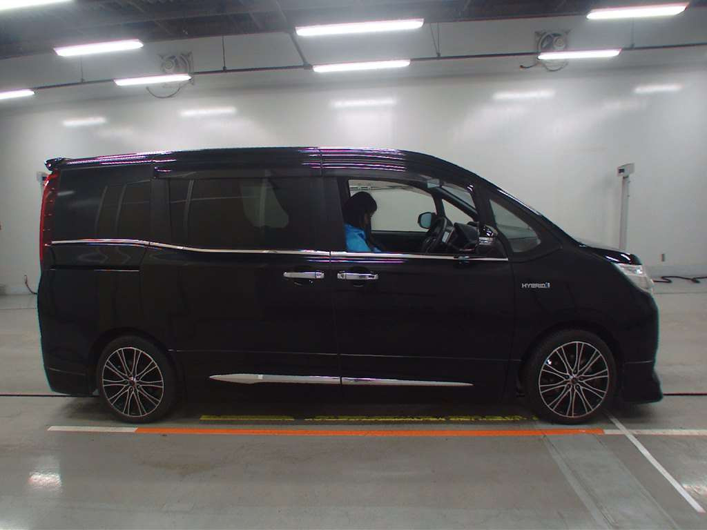 2014 Toyota Noah ZWR80G[2]