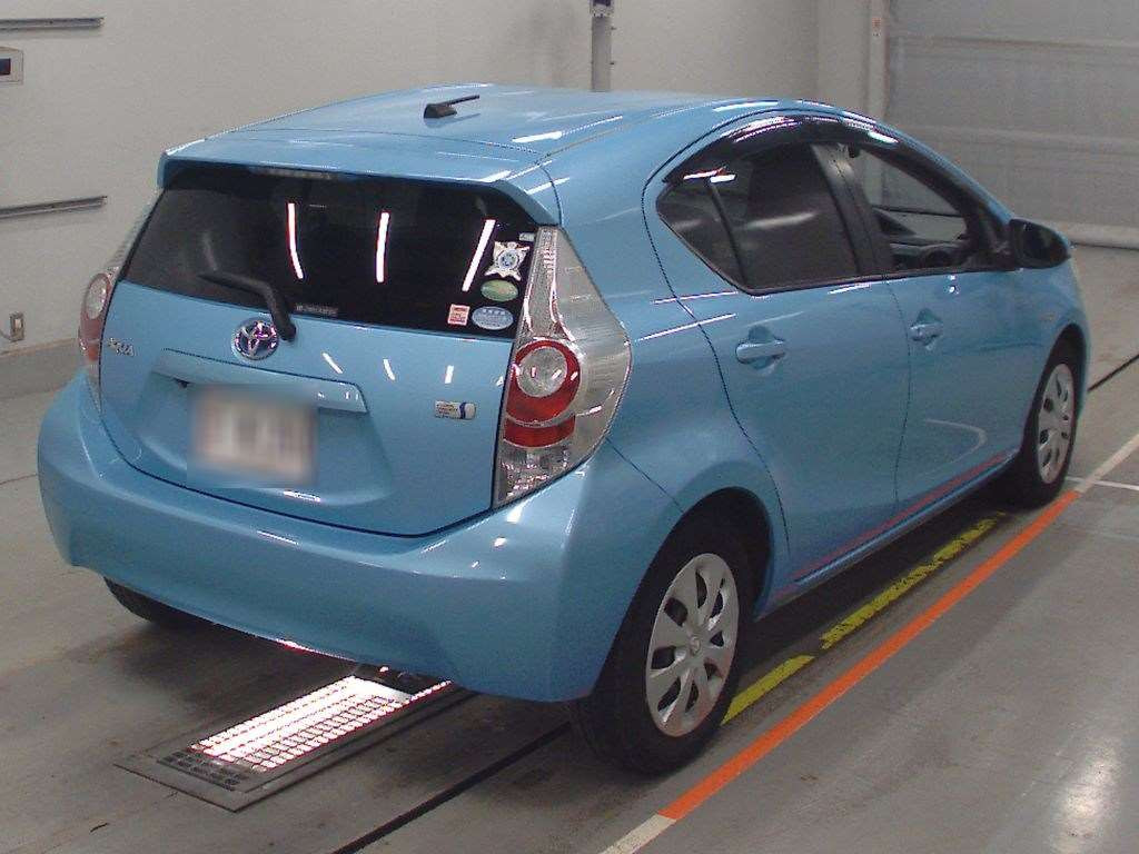 2013 Toyota Aqua NHP10[1]