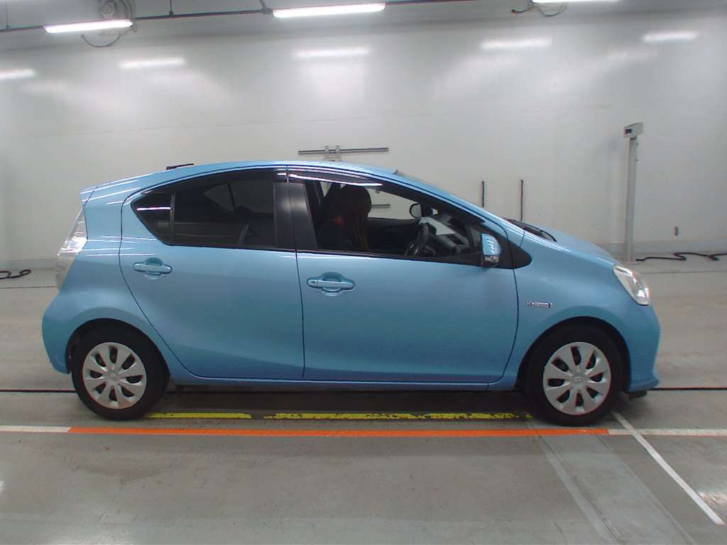 2013 Toyota Aqua NHP10[2]