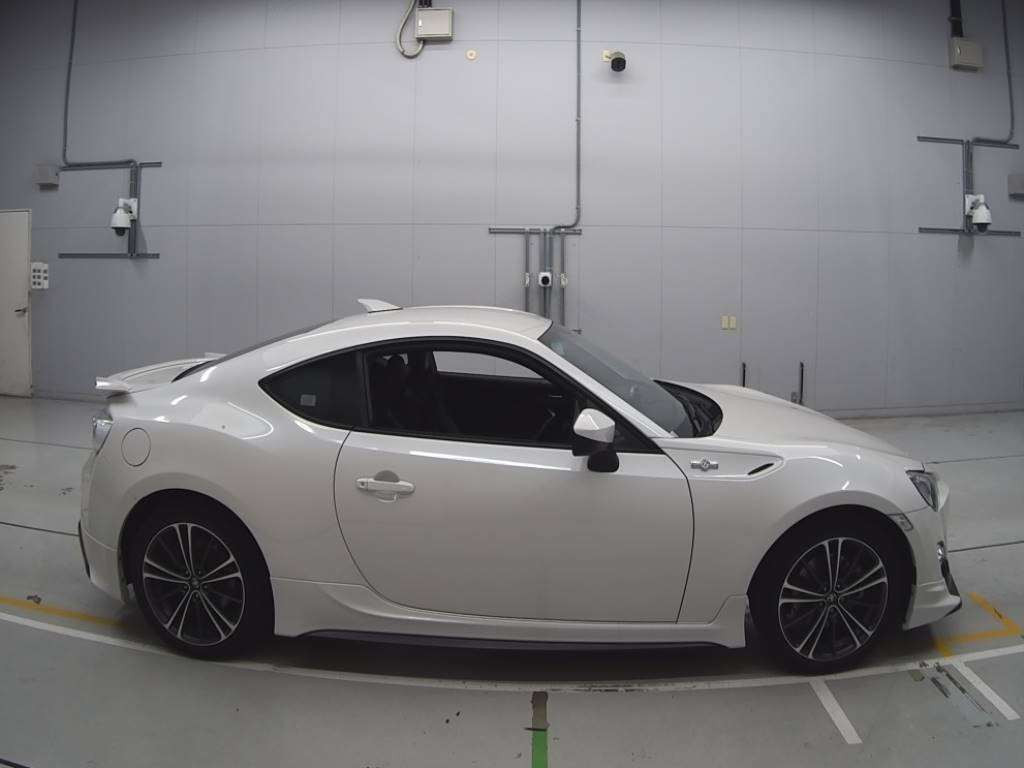 2013 Toyota 86 ZN6[2]