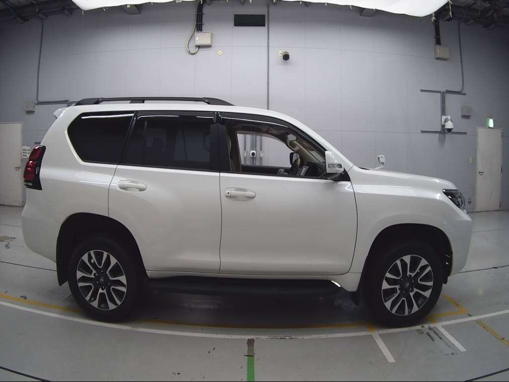 2021 Toyota Land Cruiser Prado TRJ150W[2]