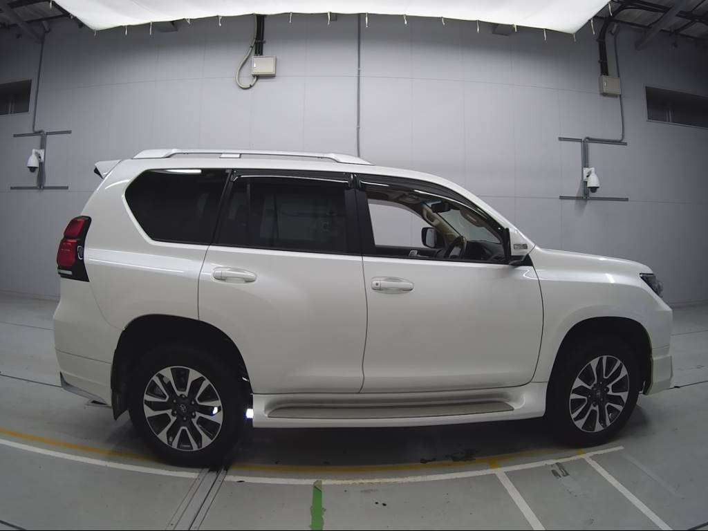 2023 Toyota Land Cruiser Prado TRJ150W[2]