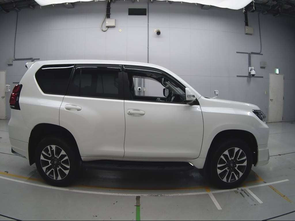 2021 Toyota Land Cruiser Prado TRJ150W[2]