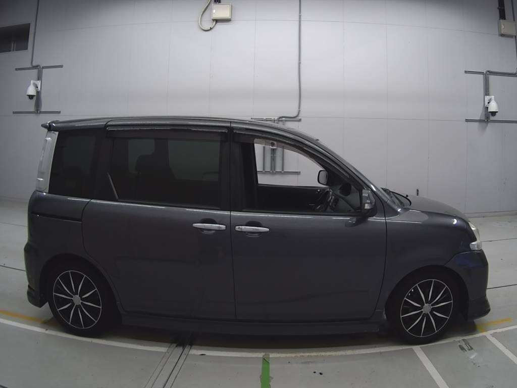 2011 Toyota Sienta NCP81G[2]