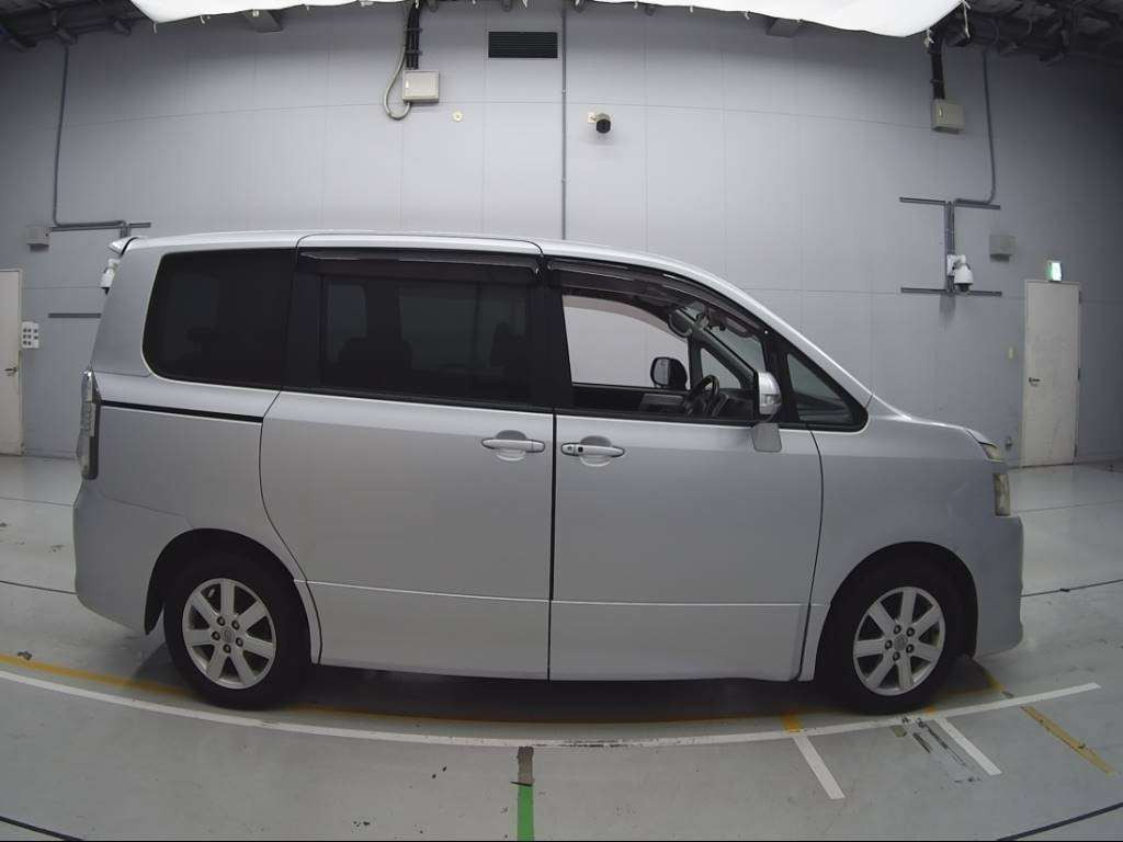 2007 Toyota Voxy ZRR70W[2]