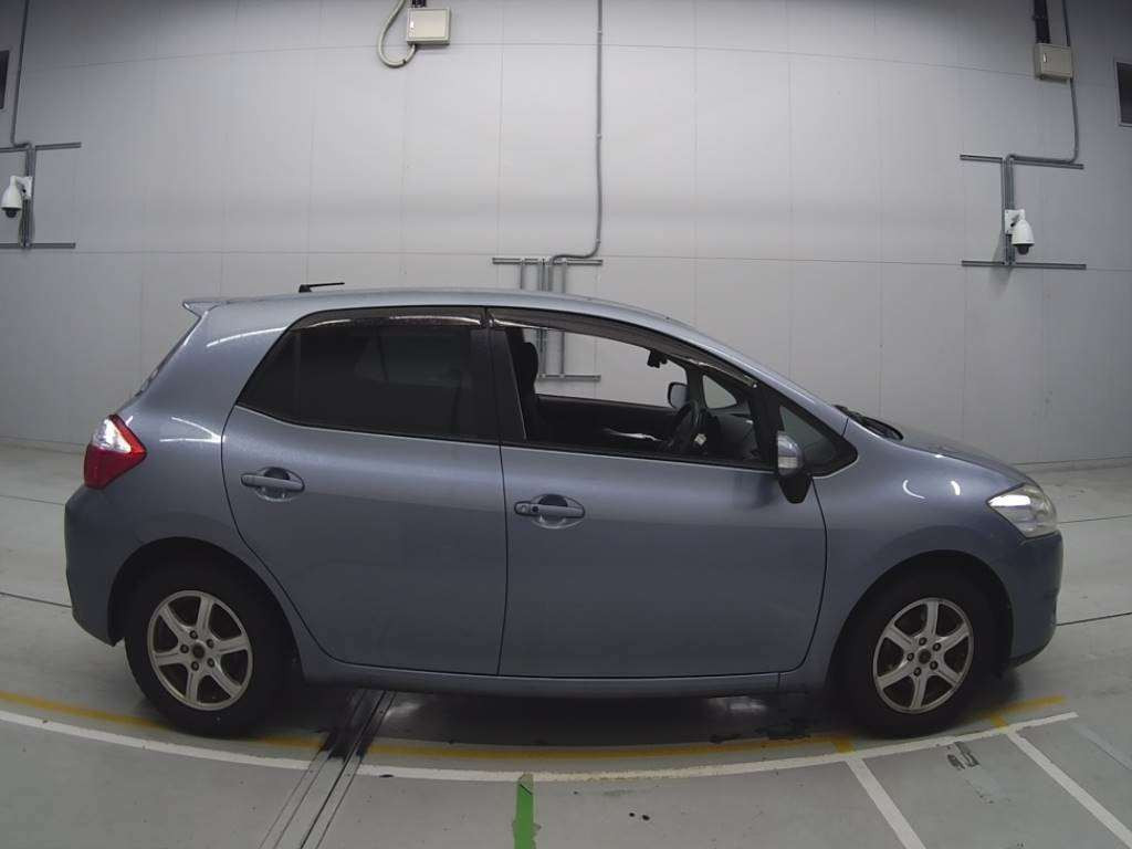 2011 Toyota Auris NZE151H[2]