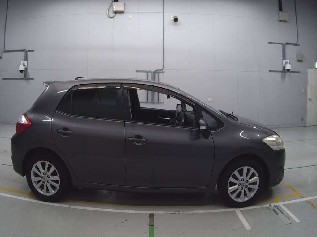 2011 Toyota Auris NZE151H[2]