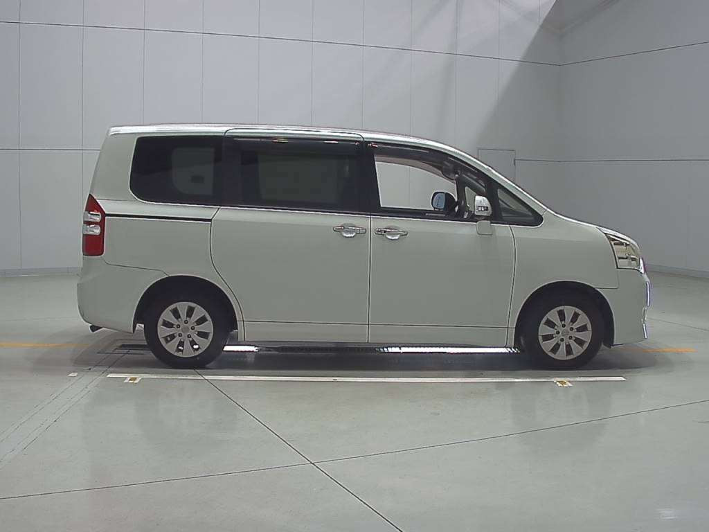 2012 Toyota Noah ZRR70G[2]