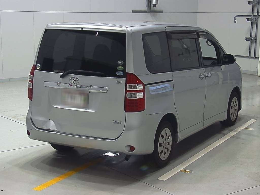 2013 Toyota Noah ZRR70G[1]