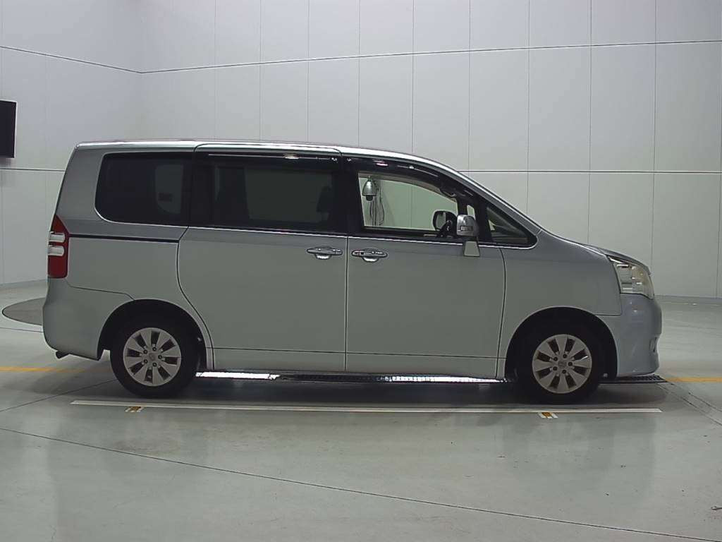 2013 Toyota Noah ZRR70G[2]