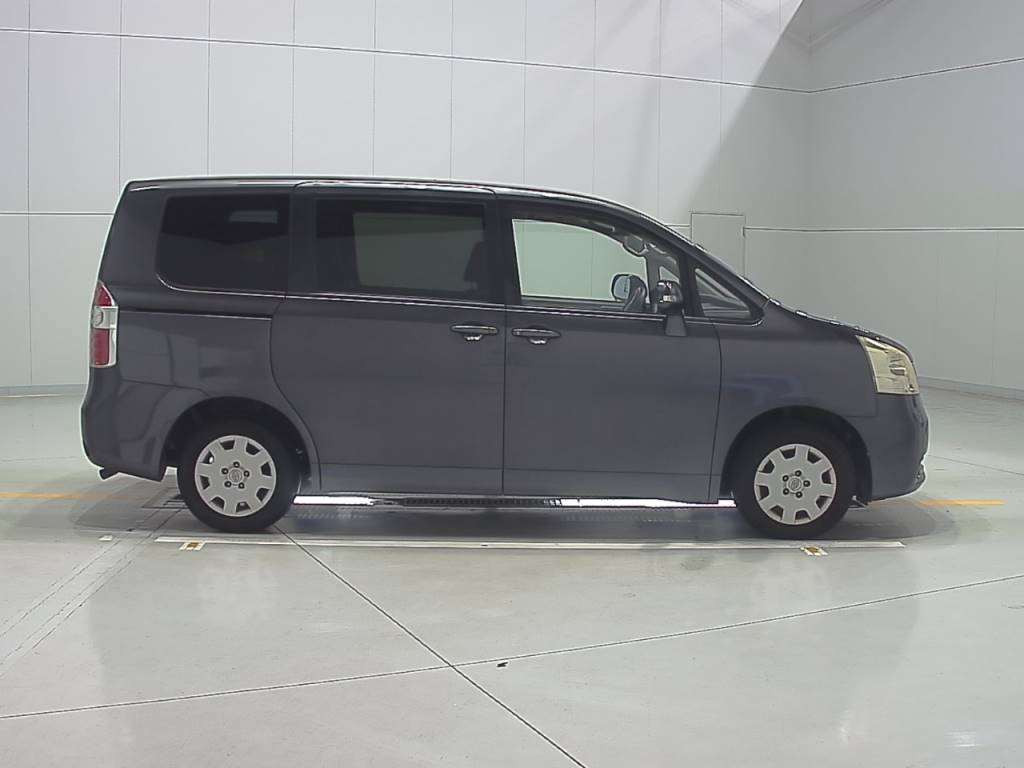 2009 Toyota Noah ZRR70G[2]