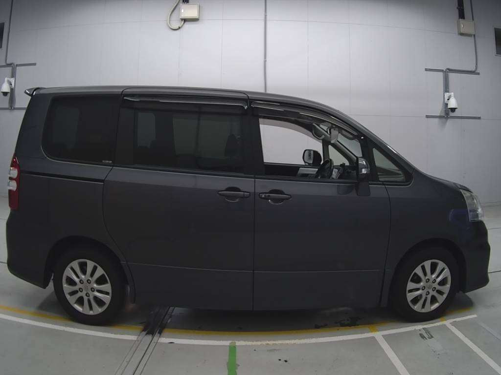 2012 Toyota Noah ZRR70W[2]