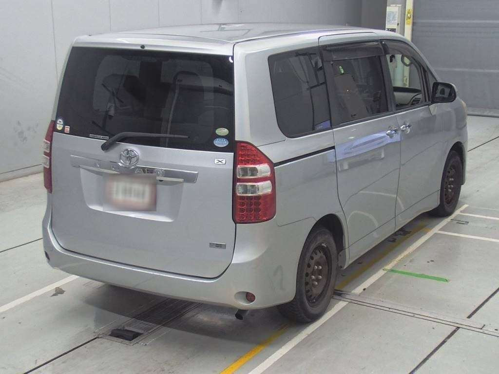 2011 Toyota Noah ZRR70G[1]