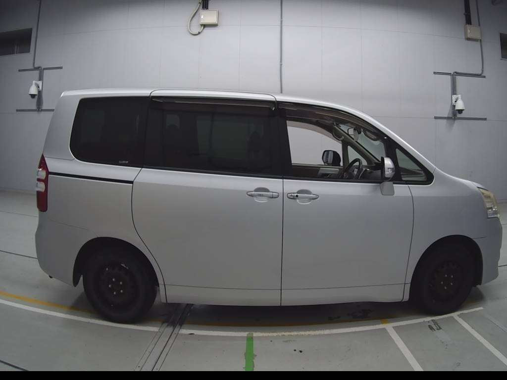 2011 Toyota Noah ZRR70G[2]