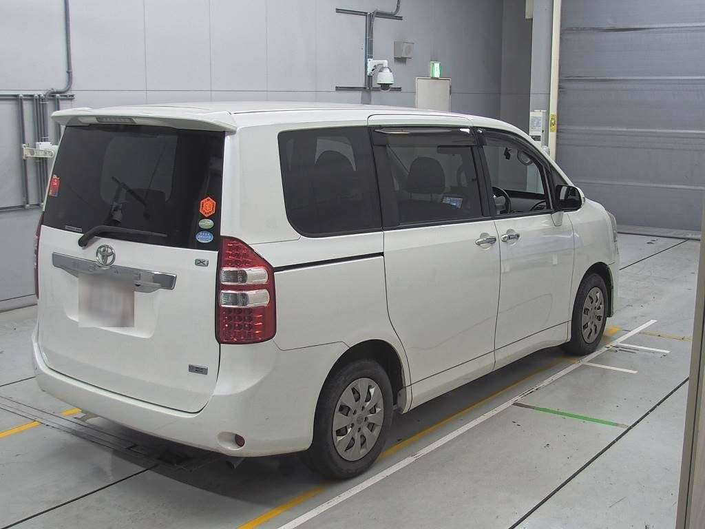 2011 Toyota Noah ZRR70G[1]