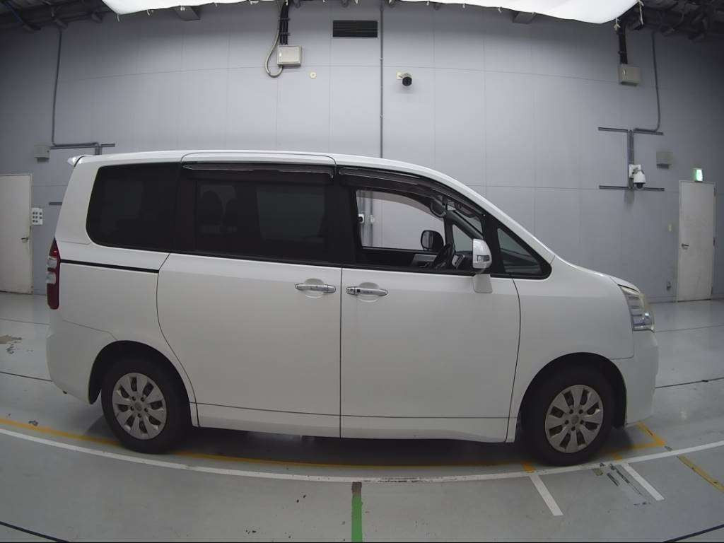 2011 Toyota Noah ZRR70G[2]