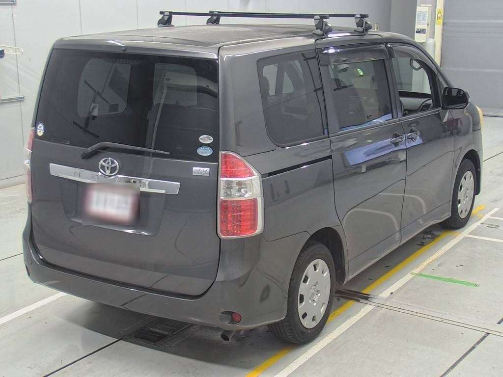 2010 Toyota Noah ZRR70G[1]