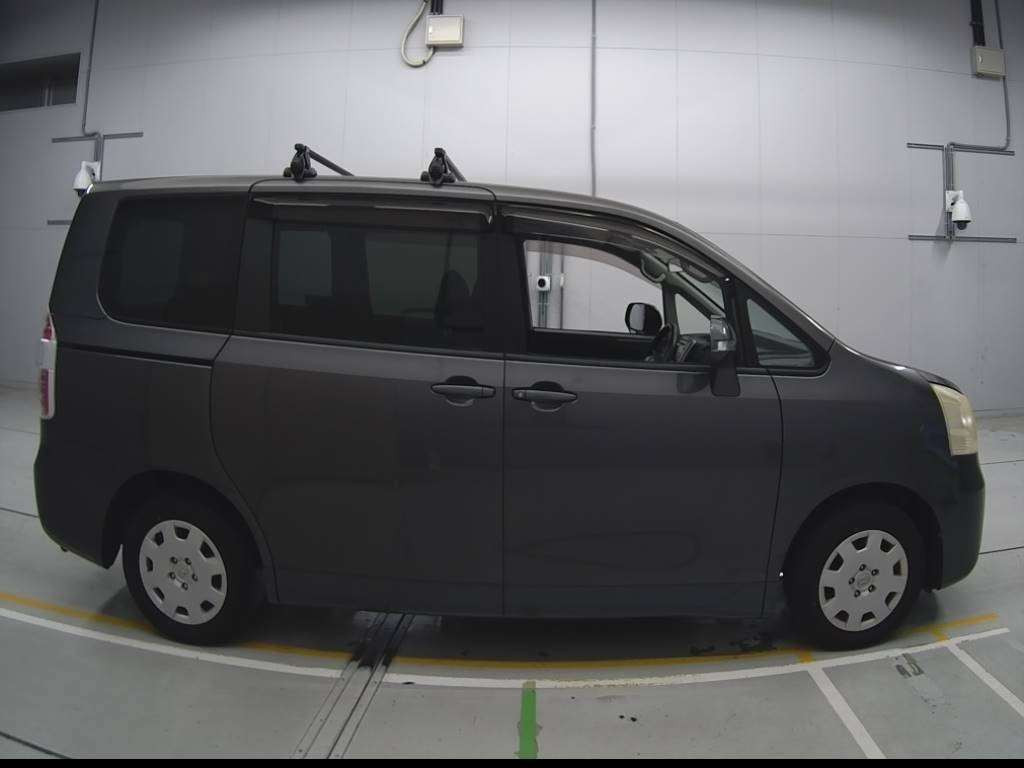 2010 Toyota Noah ZRR70G[2]