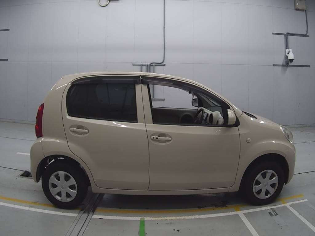 2011 Toyota Passo KGC30[2]