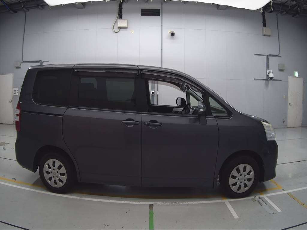 2013 Toyota Noah ZRR70G[2]