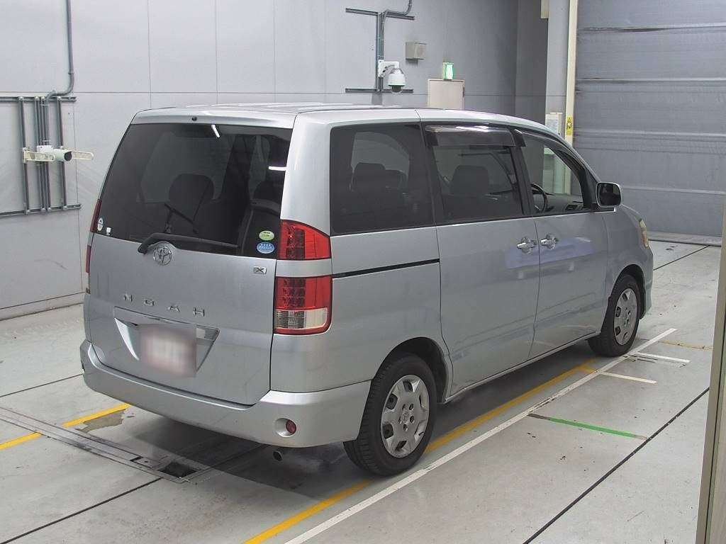 2005 Toyota Noah AZR60G[1]