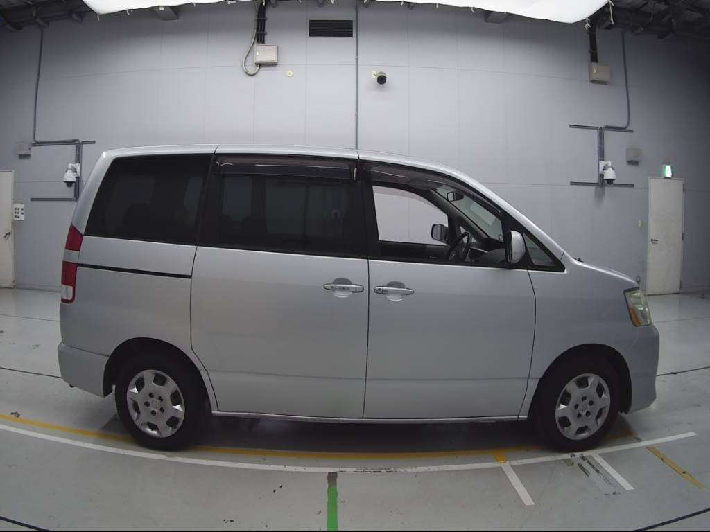 2005 Toyota Noah AZR60G[2]