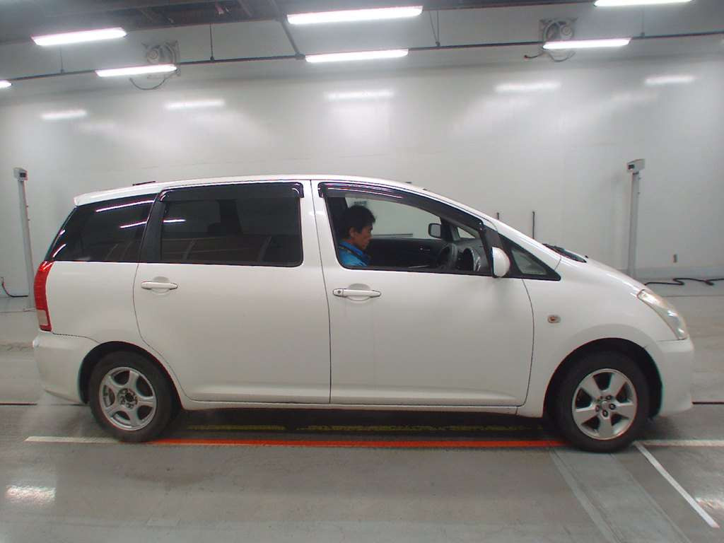 2005 Toyota Wish ZNE10G[2]