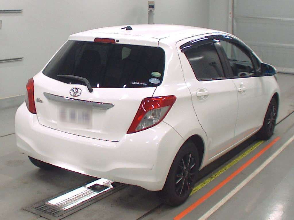 2013 Toyota Vitz NSP130[1]