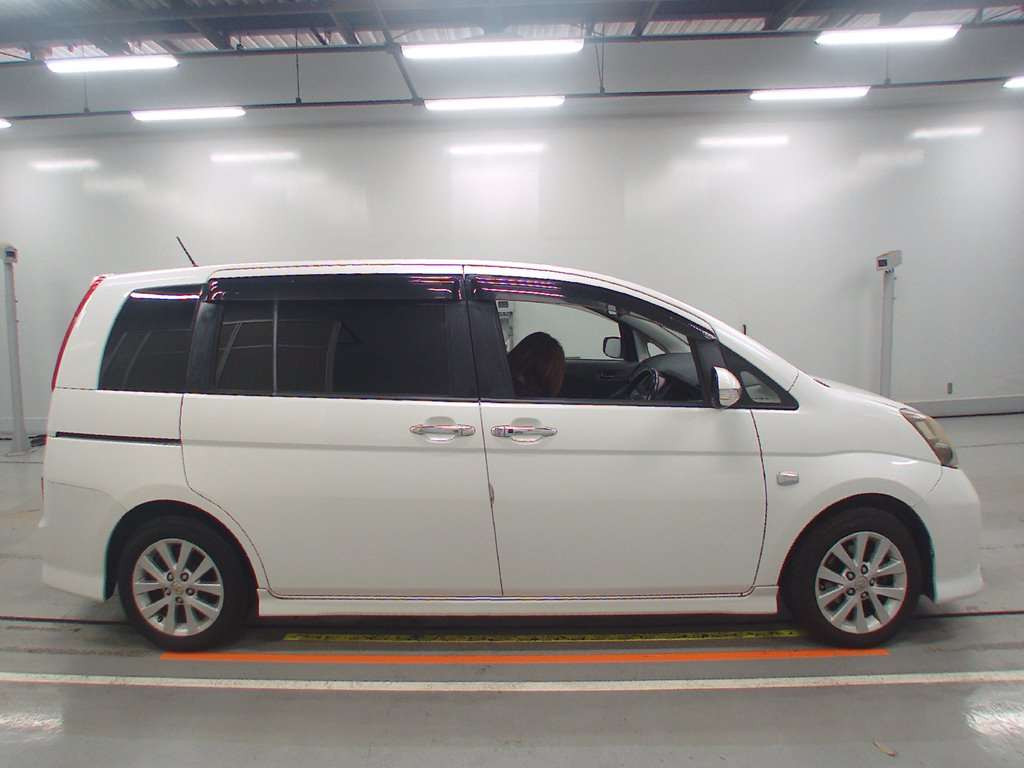 2009 Toyota Isis ZGM11W[2]