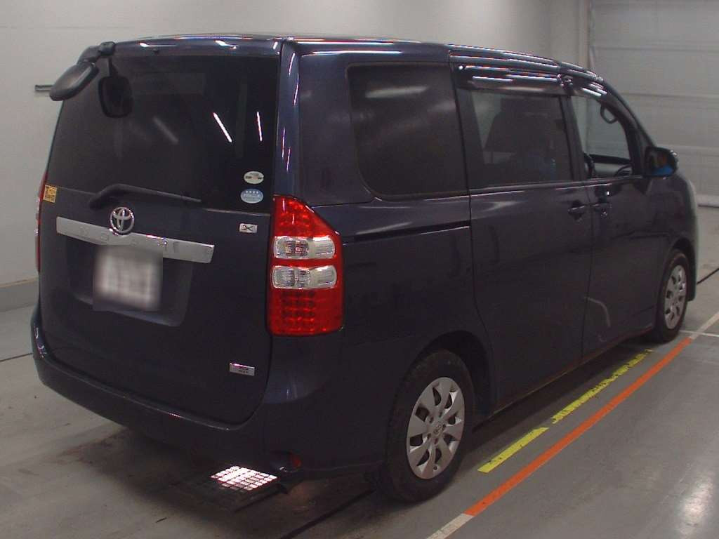 2011 Toyota Noah ZRR70G[1]