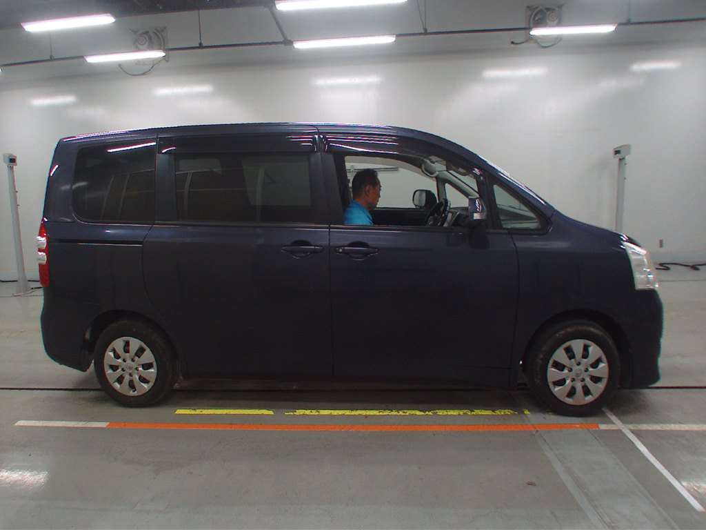 2011 Toyota Noah ZRR70G[2]