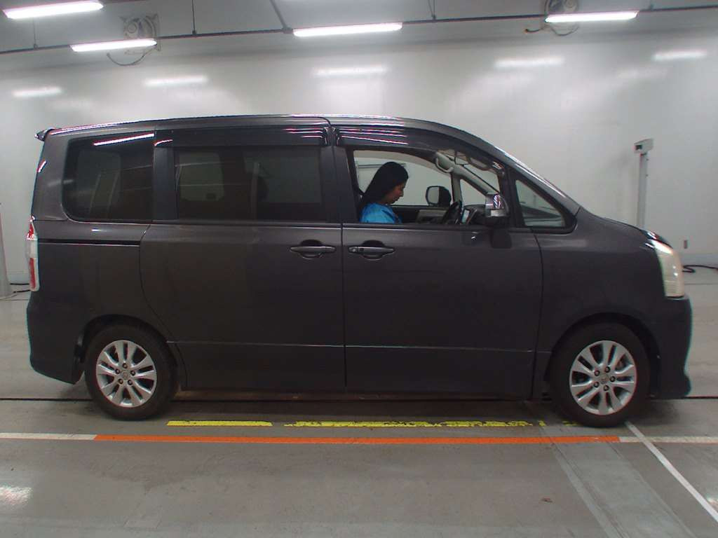 2007 Toyota Noah ZRR70W[2]