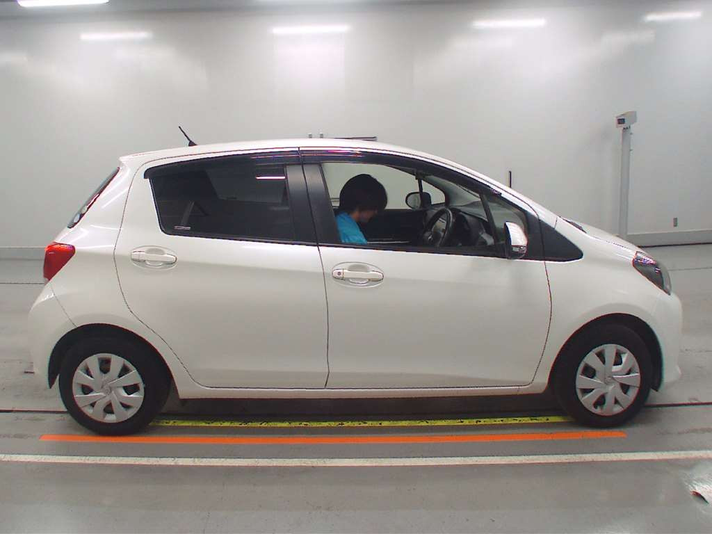 2014 Toyota Vitz KSP130[2]