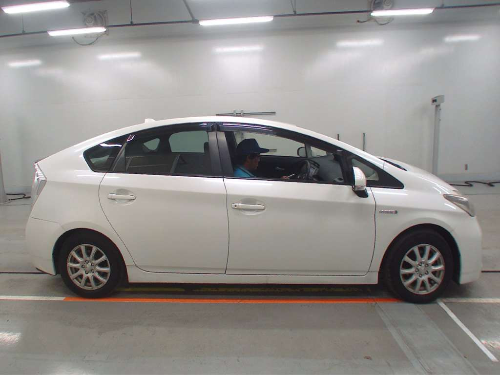 2013 Toyota Prius ZVW30[2]