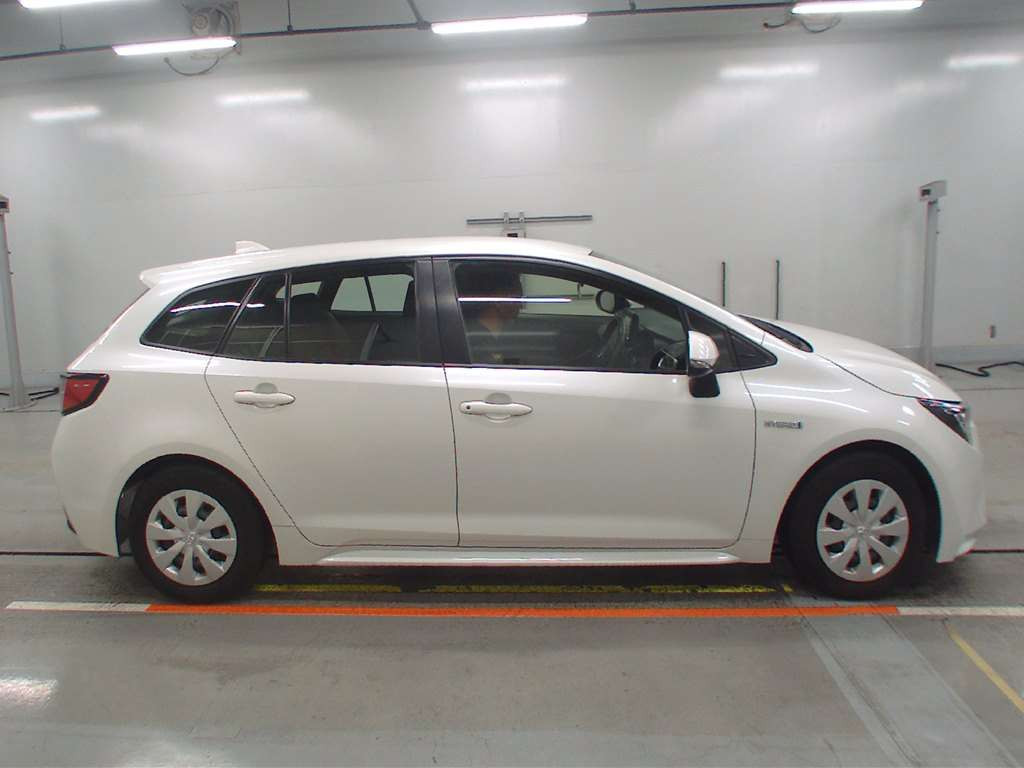 2020 Toyota Corolla Touring Wagon ZWE211W[2]