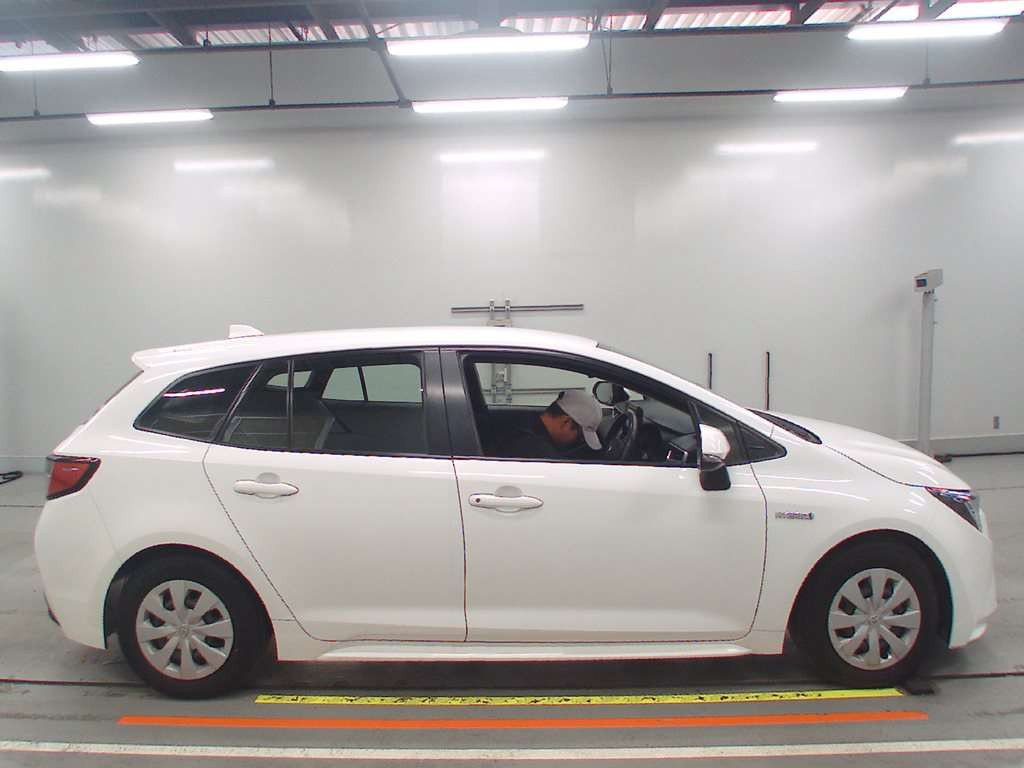 2019 Toyota Corolla Touring Wagon ZWE211W[2]