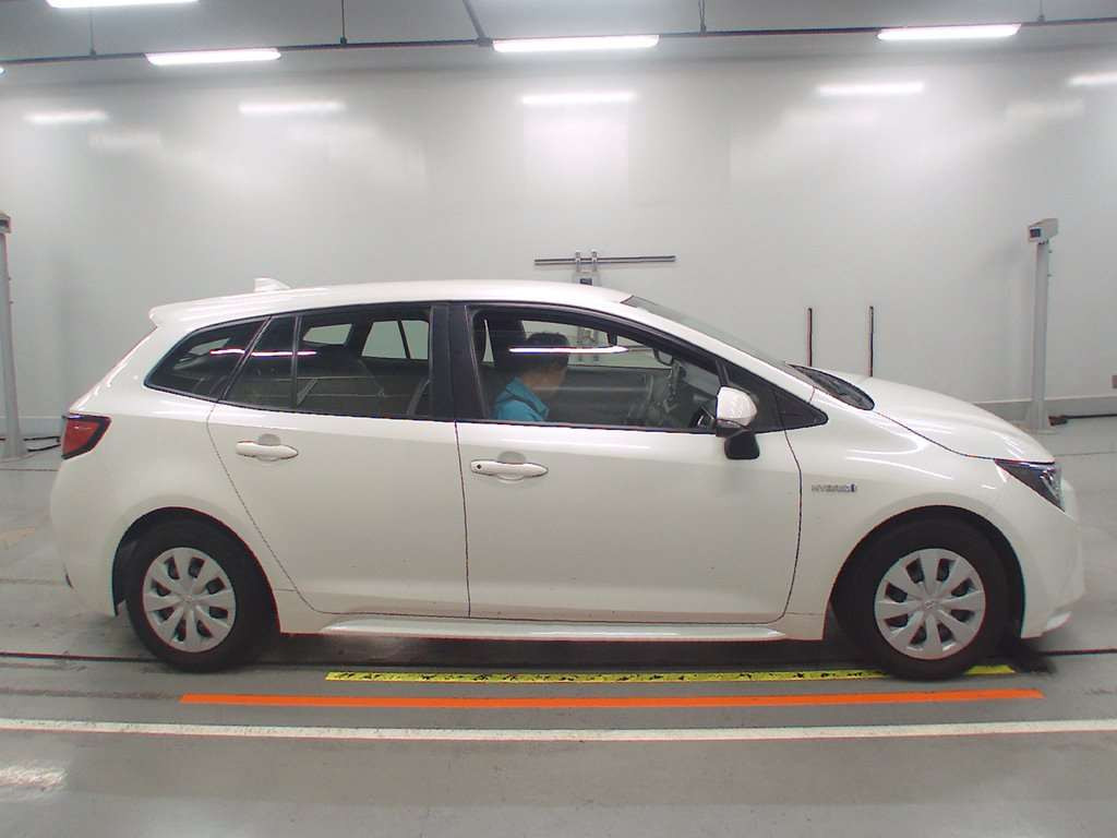 2020 Toyota Corolla Touring Wagon ZWE211W[2]