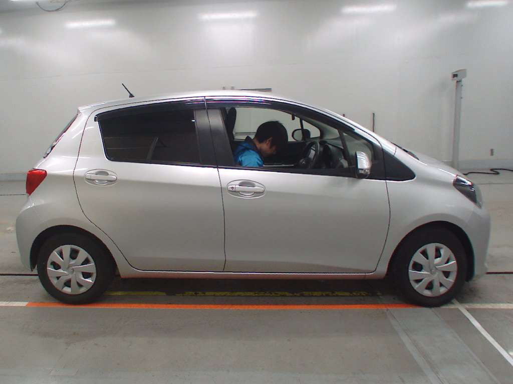 2014 Toyota Vitz NSP130[2]