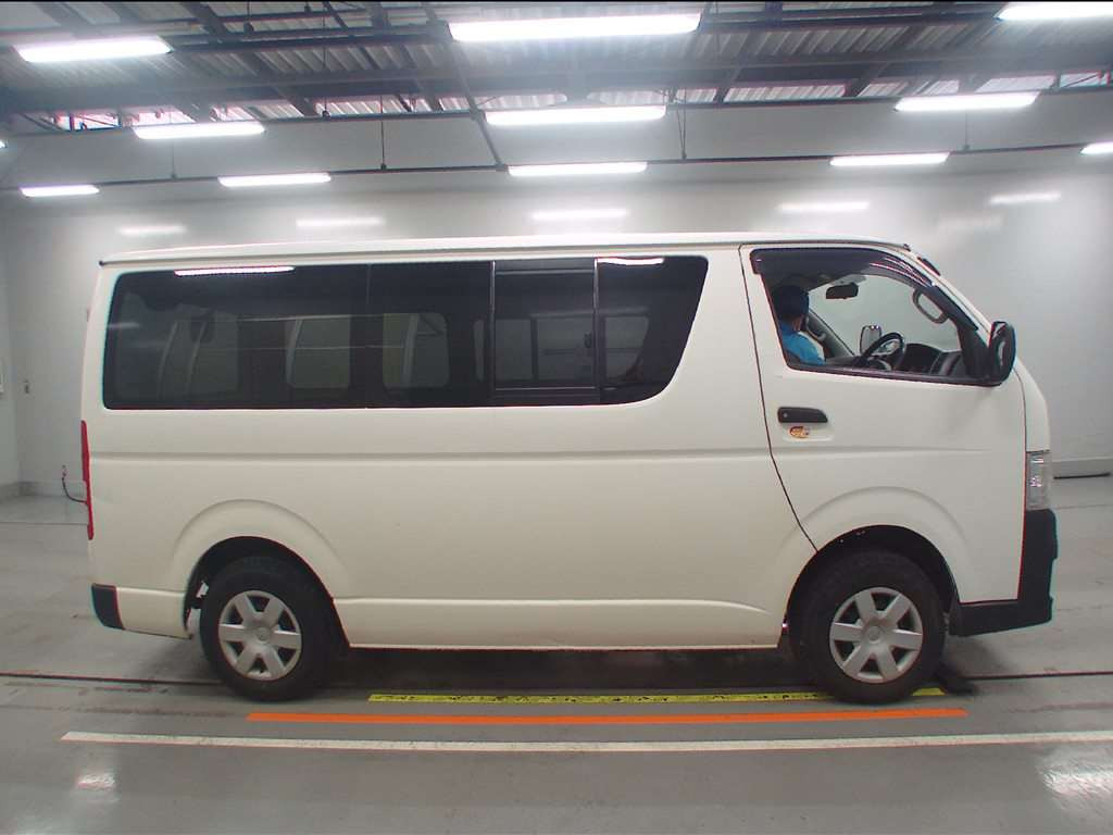 2013 Toyota Hiace Van KDH206V[2]