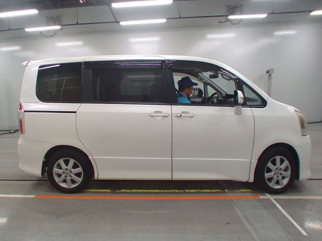 2008 Toyota Noah ZRR70W[2]