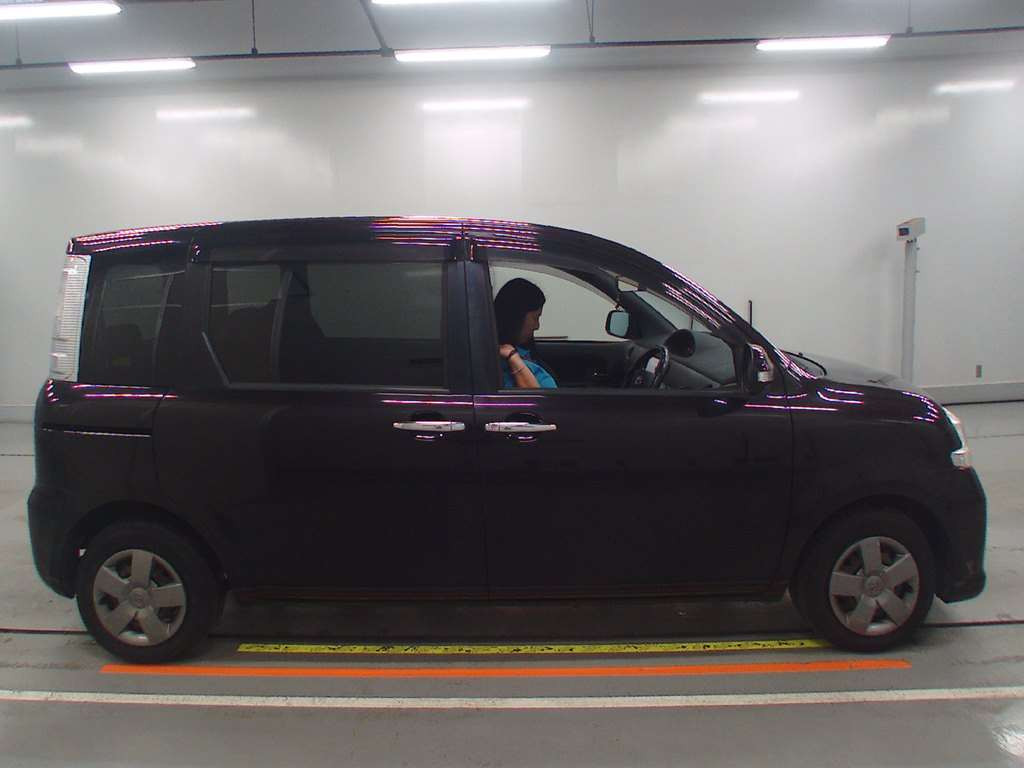 2013 Toyota Sienta NCP81G[2]