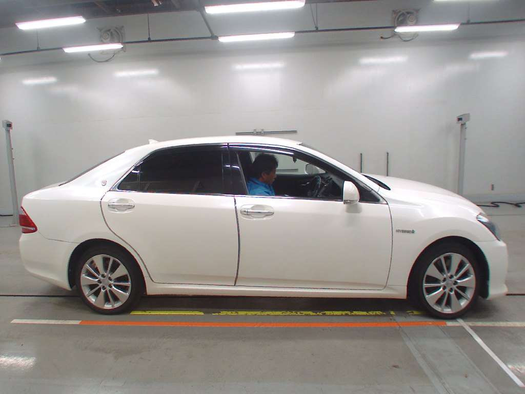 2011 Toyota Crown Hybrid GWS204[2]