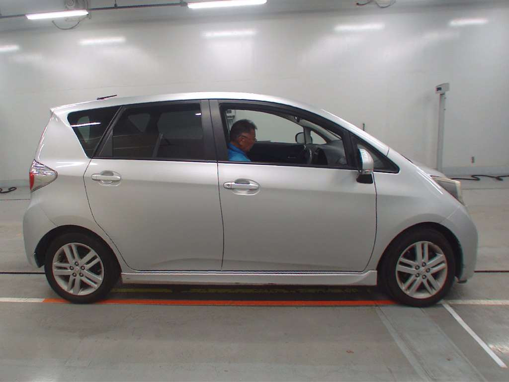 2011 Toyota Ractis NCP120[2]