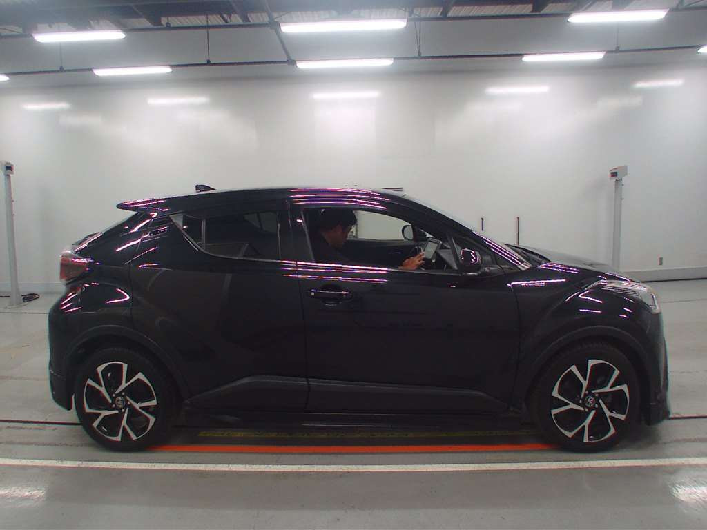 2017 Toyota C-HR ZYX10[2]