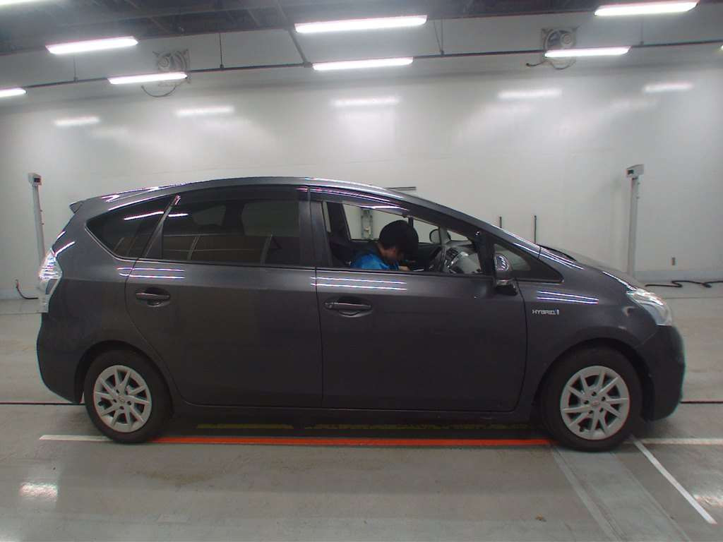 2012 Toyota Prius alpha ZVW41W[2]